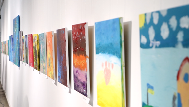 Представники БФ «Із янголом на плечі» представили виставку арт-терапевтичного живопису від дітей, яка зараз борються із онкологічними захворюваннями