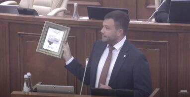 У парламенті Молдови показали фрагмент російської ракети з України