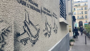 У Парижі на будівлях з’явились графіті з літаками-винищувачами у формі трун