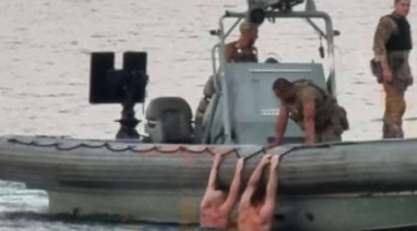 Військові моряки врятували в Одесі п’ятьох людей, яких віднесло в море