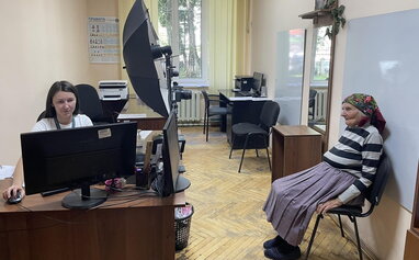 В Івано-Франківській області закордонний паспорт оформила 102-річна жінка