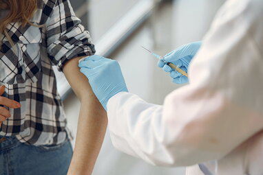 Вакцина від COVID-19: Словенія виплатила багатотисячні компенсації за побічні ефекти