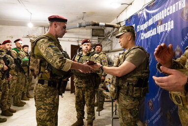 Сирський побував на одному з найгарячіших напрямків фронту та нагородив воїнів