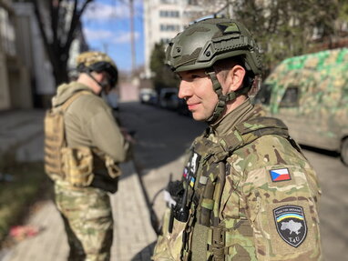 Бійці ЗСУ, які проходять підготовку в Чехії, отримали оснащення від волонтерів "Team4Ukraine"