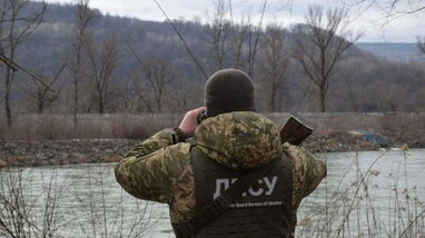 Троє чоловіків, які незаконно намагалися потрапити в Угорщину, застрягли на крижаній Тисі