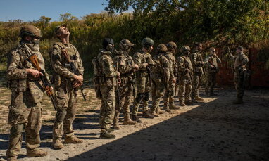 Генштаб ЗСУ переводить військових ППО до піхоти, іноді "як покарання" - The Guardian