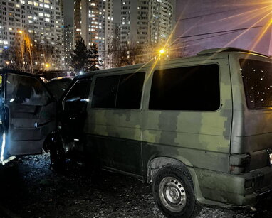 У Києві затримали двох хлопців, які на замовлення підпалювали машини військових