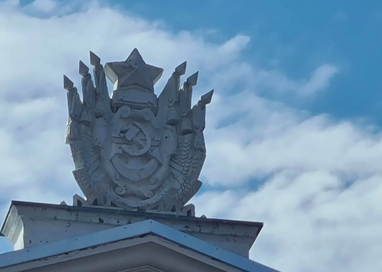 У Таллінні демонтують радянську символіку з Центру російської культури