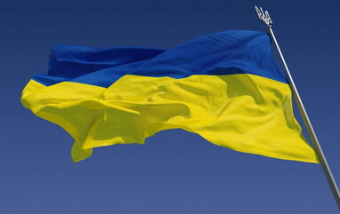 У Польщі помічник кандидата в президенти зірвав український прапор із будівлі міськради