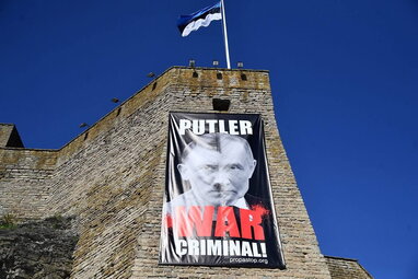 В Естонії на кордоні з Росією вивісили плакат «Путлер — воєнний злочинець»