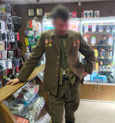Закарпатська поліція затримала священника УПЦ МП та його товариша, які прогулювалися в "радянській формі"