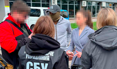 СБУ затримала посадовицю сумського університету, яка вимагала гроші за захист дисертацій