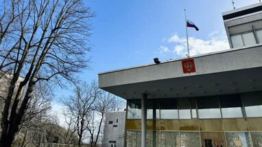 На посольство РФ у Швеції скинули фарбу з дрона: Захарова погрожує протестами