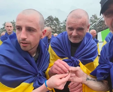 "Три роки ми не їли шоколаду": звільнені полонені ЗСУ розповіли про тугу за солодким