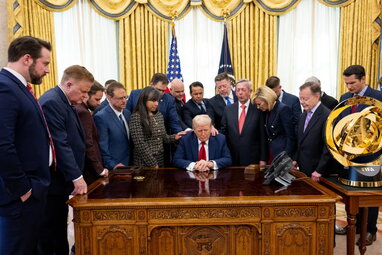 Адміністрація Трампа не збирається згортати тарифну політику попри рішення суду