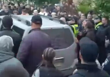 У Кам’янці-Подільському близько сотні людей заблокували авто ТЦК
