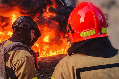 Російська атака спричинила масштабну пожежу на підприємстві під Києвом