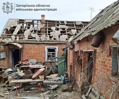 Росіяни атакували fpv-дроном авто на Запоріжжі: двоє людей поранені