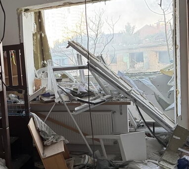 Ракетний удар по Києву пошкодив житло Тараса та Олени Тополі
