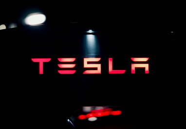Tesla почала тестування безпілотного таксі: акції компанії різко зросли