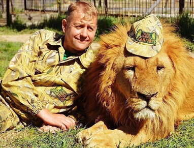 У Криму лев з Маріуполя напав на власника зоопарку