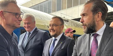 Зеленський нагородив Анджея Дуду орденом Свободи