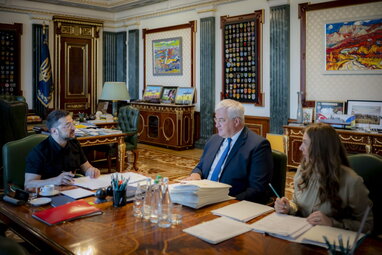 Зеленський призначив 16 нових послів України