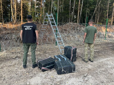 Контрабандисти на Буковині намагалися переправити сигарети до Румунії за допомогою драбини