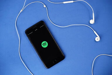 Музиканти залишають Spotify через оборонні інвестиції засновника на підтримку Україні