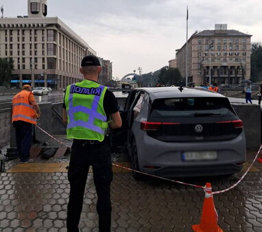 Електромобіль у Києві в'їхав у підземний перехід: водій отримав травми