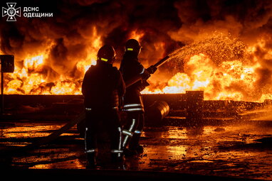 Російські війська атакували Одещину: виникла масштабна пожежа на об'єкті інфраструктури