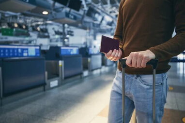 Українцям до 25 років можуть спростити виїзд за кордон