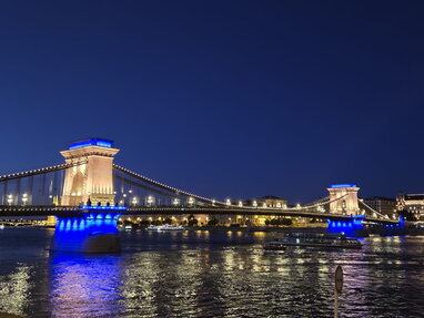 У партії Орбана розкритикували підсвітку мосту в Будапешті синьо-жовтими кольорами