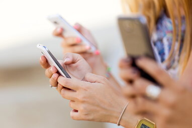 Південна Корея заборонила смартфони під час занять у початковій і середній школі