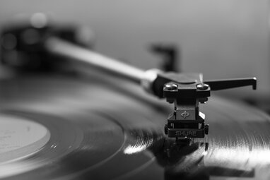 Український лейбл Moon Records випустив вініл Dakooka з російськомовними треками у колаборації з артистами з РФ