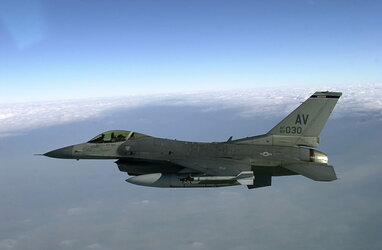 Венесуельські F-16 здійснили небезпечний проліт над кораблем США в Карибському морі