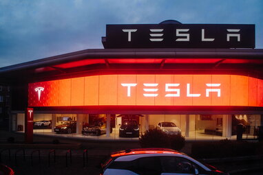 Акції Tesla падають через зниження європейських продажів