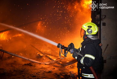 Безпілотники РФ атакували Одещину: масштабна пожежа охопила складські приміщення