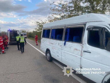 На трасі Київ-Одеса перевернувся мікроавтобус: постраждали восьмеро людей