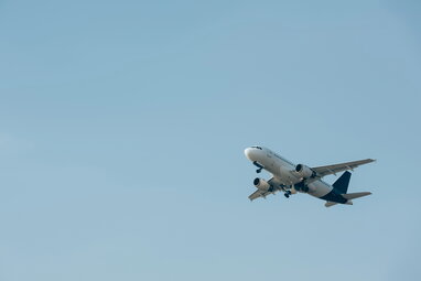У США літак United Airlines здійснив екстрену посадку через тріщину на лобовому склі