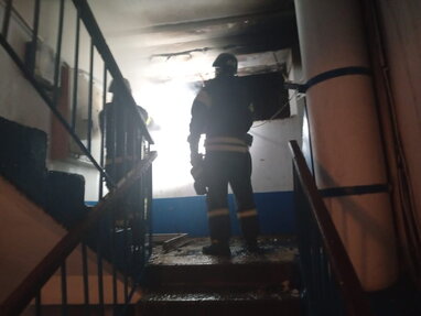 На Дніпропетровщині пожежа у п’ятиповерхівці через атаку росіян