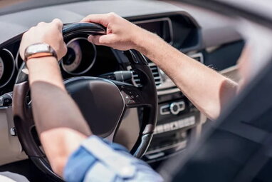 Чому не можна довго сидіти за кермом – пояснення судинної хірургині