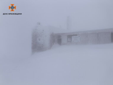 Зима прийшла в гори:на горі Піп Івані зафіксували сильний снігопад