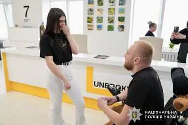 «Хоч я й не можу стати на коліно»: поранений герой з подвійною ампутацією освідчився дівчині у Львові