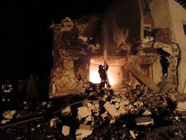 На Київщині внаслідок ворожої атаки постраждала жінка, є пошкодження будинків і авто