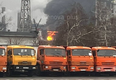 У Росії горить нафтопереробний завод після нічних вибухів