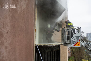 У центрі Києва вибухнула зарядна станція: у будинку пожежа
