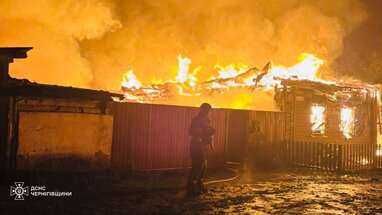 На Чернігівщині двоє людей постраждали внаслідок атаки російських дронів, спалахнули пожежі