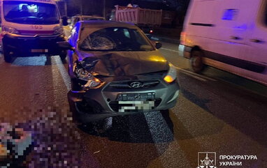 У Харкові суддя на переході збила двох дівчат