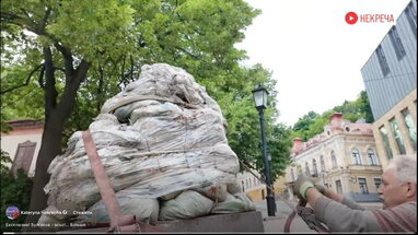 Пам’ятник Булгакову «дерусифікували» і забрали з Андріївського узвозу у Києві